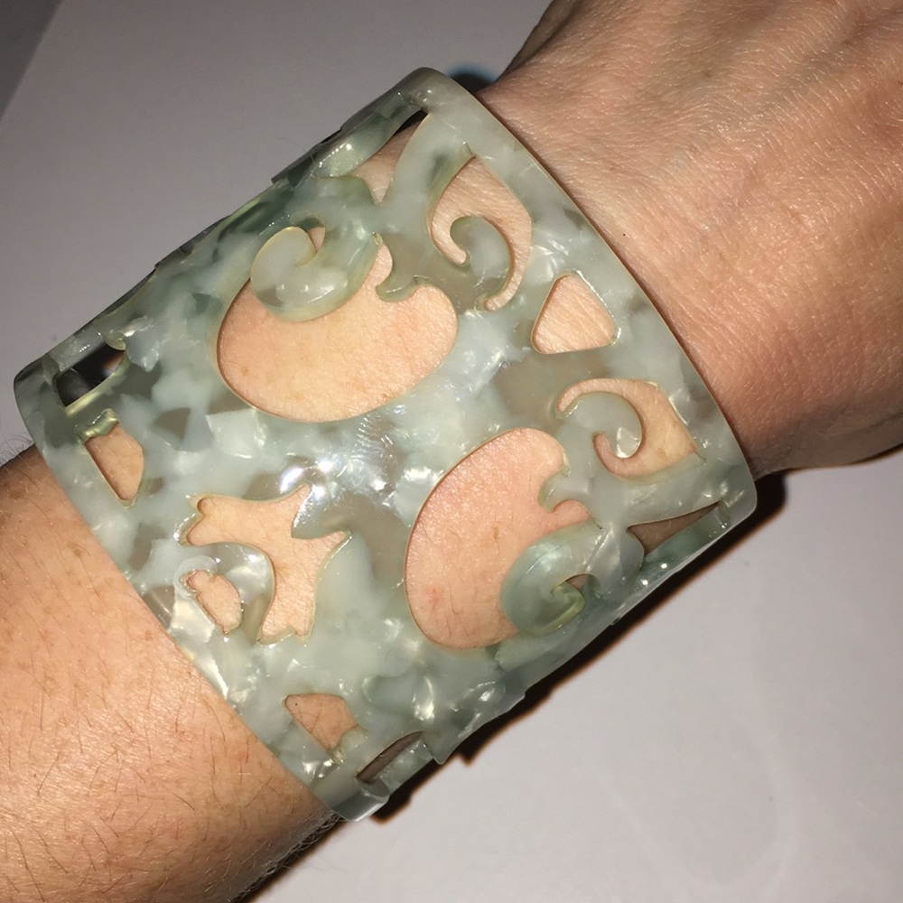 cuff bracelet looks similar to jade 03